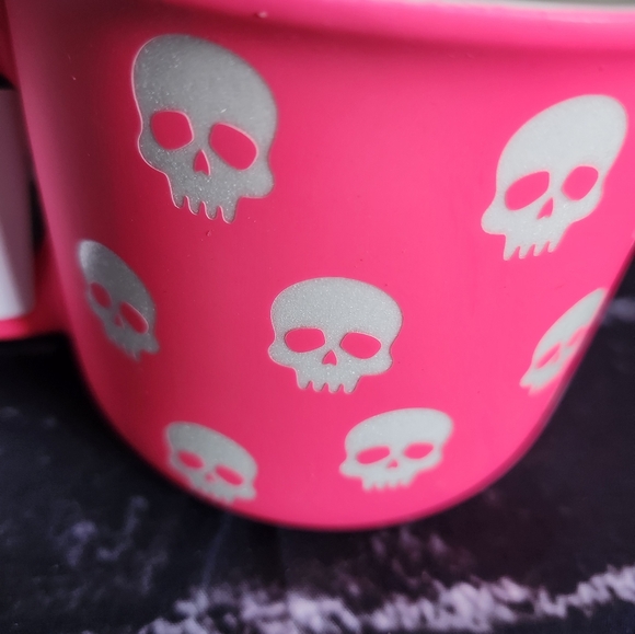 Neon pink skull mug - Picture 4 of 5